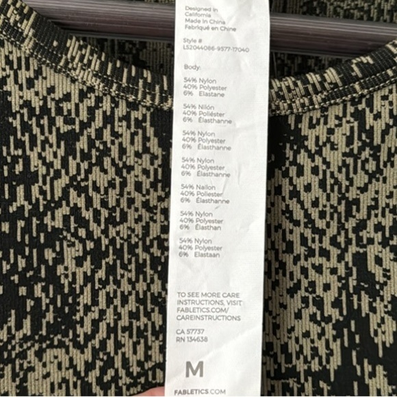 FABLETICS KAMILA SEAMLESS LONG SLEEVE GREEN & BLACK SNAKESKIN CROP TOP MED - Picture 5 of 5